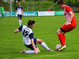 Die Rodinger um Kapitän Christian Kufner behaupteten sich im letzten Saisonspiel gegen den SV Burgweinting und gewannen 4:0. Foto: Schreiner