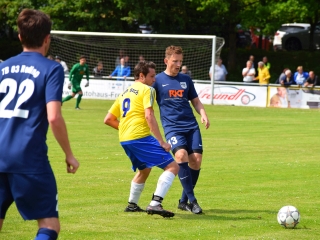 D. Smietanski (rechts) und der TB treten im Hinspiel der LL-Relegation in Ruhmannsfelden an. Foto: Schreiner