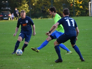 Der FC Jura (grünes Trikot) brachte bei den Rodinger Offensivaktionen immer wieder ein Bein dazwischen. Foto: Schreiner