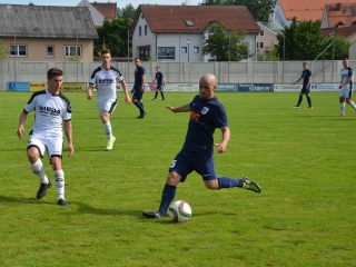 Spielertrainer Sebastian Niebauer (am Ball) und Tobias Bräu fallen im Derby gegen Miltach aus. Foto: Schreiner