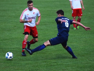 Der spielerischen Klasse des TSV Neutraubling wollen sich die Rodinger um Mario Kufner (rechts) entgegenstellen. Foto: R. Schreiner