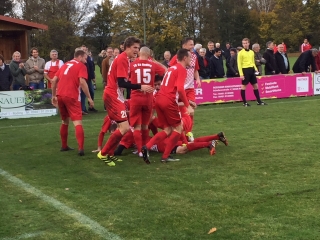 Trotz schwerer Aufgabe wollen Hingerl, Kufner und Co. auch in Lam wieder jubeln. Foto: Bucher