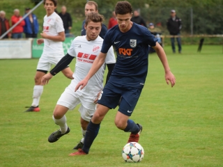 Die Rodinger um Mario Kufner (blaues Trikot) wollen das Spiel gegen den FC Jura dominieren und einen „Dreier“ einfahren. Foto: Schreiner