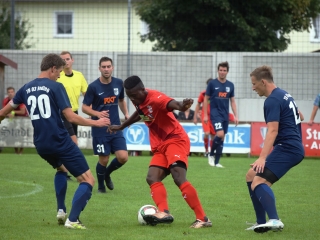 Die Rodinger (blaue Trikots) ließen den TB/ASV Regenstauf im Heimspiel nicht zur Entfaltung kommen. Foto: Schreiner
