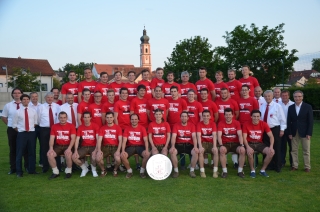 Die Spieler der 1. und 2. Mannschaften feierten den Doppelaufstieg zusammen mit den Verantwortlichen der Fußballabteilung und Bürgermeister Franz Reichold (rechts)